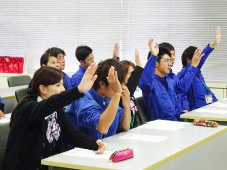 一年生は東京海上日動さんを招いての安全講習会で積極的に手を上げる社員達