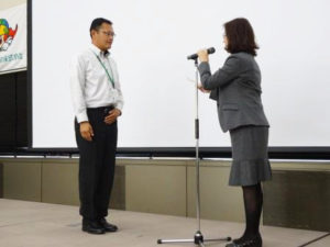 拠点長が賞金を持ち帰っている様子