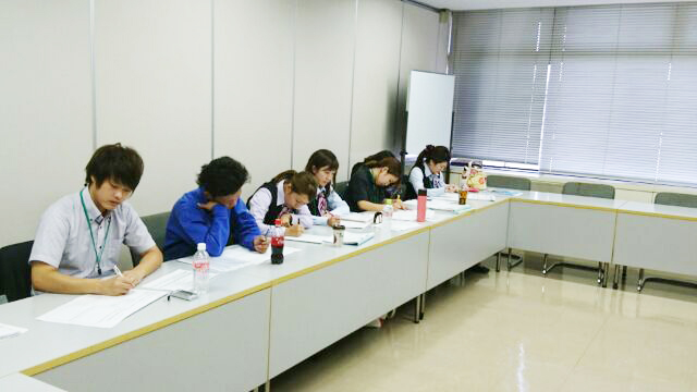 三年生は嵩専務、竹内MGによる進捗報告書勉強会で真剣にメモを取る社員達